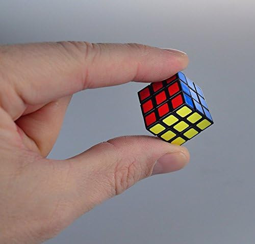 הקוביה ההונגרית הקטנה בעולם בגודל 1.9 ס"מ