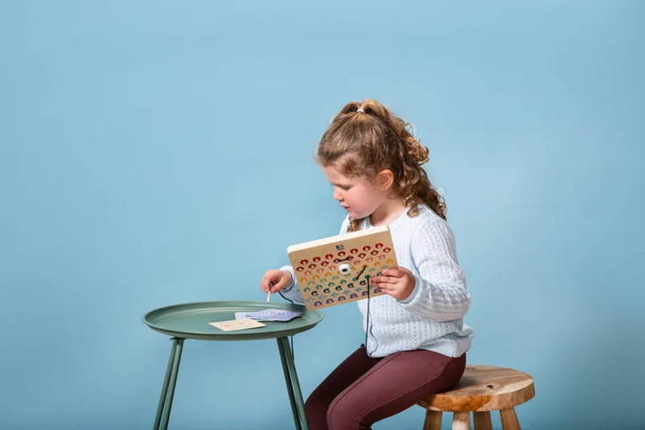 משחק השחלה לפי דגמים – חוטים וקודים - BS Toys