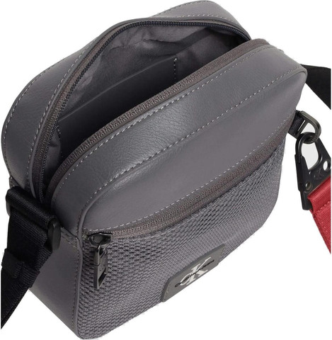 K50K511779 TAGGAED מסדרת Calvin Klein תיק צד לגבר של המותג