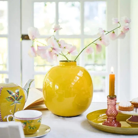 אגרטל מתכת עגול צהוב בגובה 23 סמ Home Decor מבית PIP STUDIO