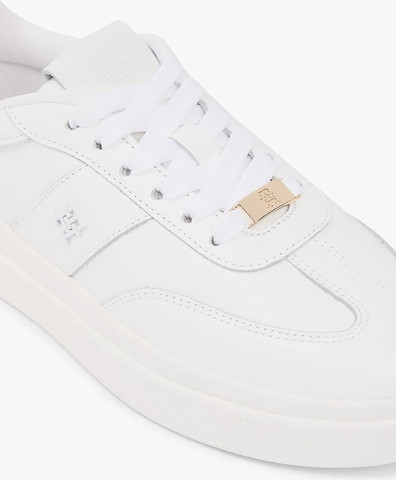נעלי טומי הילפיגר Debossed Th Monogram Leather Court Trainers נשים