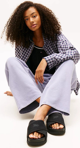 כפכפי טומי הילפיגר Denim Crossover Strap Lightweight Slides נשים