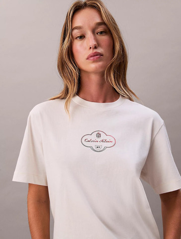 חולצת טישירט קצרה קלווין קליין Cocktail Logo Graphic Boxy נשים - קלווין קליין - White
