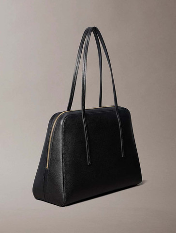 תיק קלווין קליין Foil Logo Bowling Bag נשים - קלווין קליין - Black