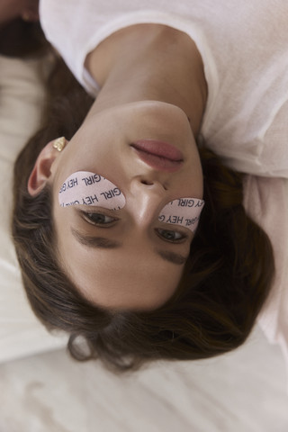 רטיות לחות לאיזור שמתחת לעיניים