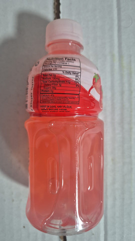 Mogu Mogu Strawberry משקה בטעם תות עם חתיכות ג'ל קוקוס