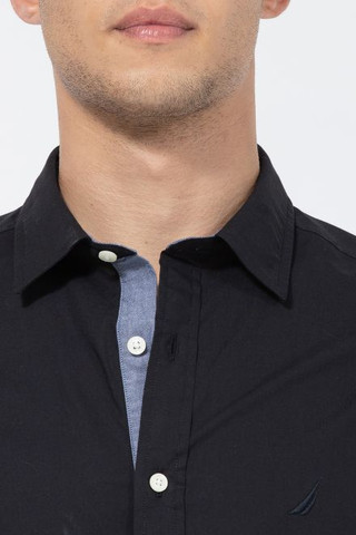 חולצה מכופתרת Nautica לגברים בד סטרץ' גזרת Tailored Fit