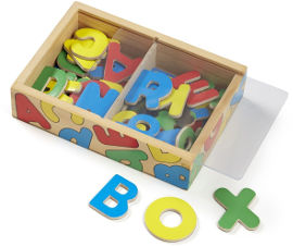 melissa and doug סט מגנטים אותיות ה ABC מעץ 52 חלקים בקופסת עץ רב פעמית