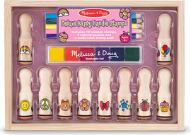 melissa and doug סט 10 חותמות ידית מעץ עם 6 כריות דיו צבעוניות ו 5 עפרונות עץ