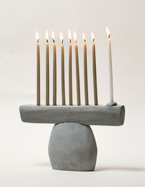 Decorado חנוכית בטון על רגל 25*15 ס"מ