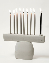 Decorado חנוכית בטון לבן על רגל 25*15 ס"מ