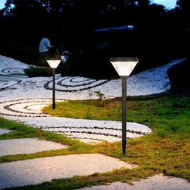 Solarlight תאורת חוץ סולארית - עמוד תאורה סולארי לגינה עשוי אלומיניום | דגם שחר מבית סולאר לייט