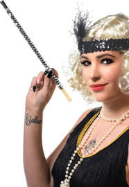 בי מגניב מחזיק לסיגריה פרנזים שנות ה 20