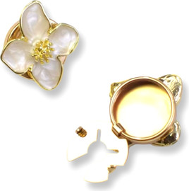 Charm כיסוי כפתור מעוצב בדגם פרח פנינתי בגימור אמייל וזהב צ’ארם