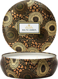 VOLUSPA נר ריחני בקופסת פח עם 3 פתילים - Baltic Amber