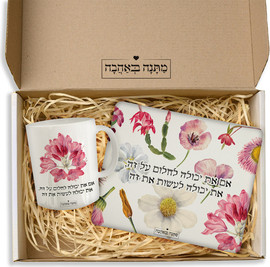 BABY-NAME מארז מתנה אישי למשרד, למורה או למשפחה | דגם פרחי בר עם הטבעת שם והקדשה מארז מתנה אישי למשרד, למורה או למשפחה | דגם פרחי בר עם הטבעת שם והקדשה ( 2 מוצרים במארז - 5 אפשרויות שונות )