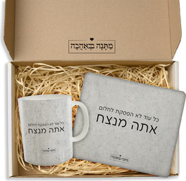 BABY-NAME מארז מתנה דגם 1: פד לעכבר + ספל