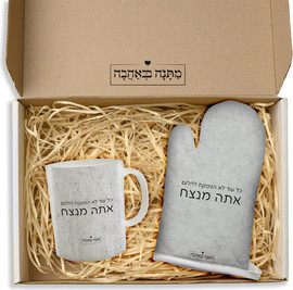 BABY-NAME מארז מתנה דגם3: כפפה לתנור + ספל קפה