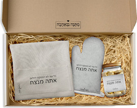 BABY-NAME מארז מתנה דגם 1: כפפה לתנור + סינר מטבח + צנצנת שוקולדים