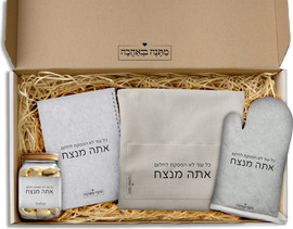 BABY-NAME מארז מתנה דגם 1: כפפה לתנור + סינר מטבח + צנצנת שוקולדים + מחברת מתכונים