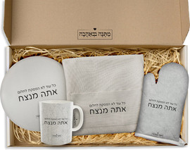 BABY-NAME מארז מתנה דגם 4: כפפה לתנור + סינר מטבח + ספל קפה + תחתית לסיר