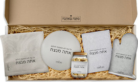 BABY-NAME מארז מתנה דגם 1: כפפה לתנור + סינר מטבח + מחברת מתכונים + תחתית לסיר + צנצנת שוקולדים