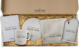 BABY-NAME מארז מתנה דגם 2: כפפה לתנור + סינר מטבח + מחברת מתכונים + תחתית לסיר + ספל קפה