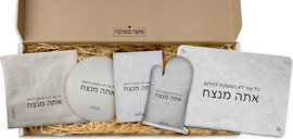 BABY-NAME מארז מתנה דגם 3: כפפה לתנור + סינר מטבח + מחברת מתכונים + תחתית לסיר + קרש חיתוך זכוכית