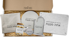 BABY-NAME מארז מתנה דגם 4: כפפה לתנור + סינר מטבח + תחתית לסיר + צנצנת שוקולדים + קרש חיתוך זכוכית + מגנטים למקרר