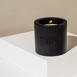 SURI פמוט מבטון טבעי בצבע נקי להדלקת נר יזכור – מודל To Remember