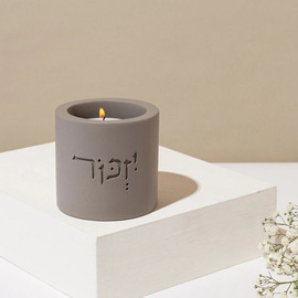 SURI פמוט מבטון טבעי בצבע נקי להדלקת נר יזכור – מודל To Remember