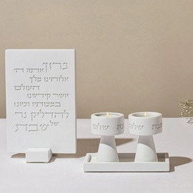 SURI סט פמוטים לשבת מעוצב וברכת הדלקת נרות- דגם Timeless Glow - לבן