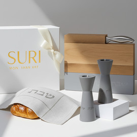 SURI סט מתנה מעוצב לשבת – פמוטים אלגנטיים, כוס קידוש מבטון טבעי, מגש חלה מעץ אלון וכיסוי חלה - דגם Shabbat Harmony - אפור