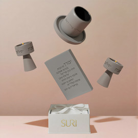 SURI סט מתנה יוקרתי לשבת – זוג פמוטים גבוהים עם ברכת הבית וכוס קידוש מעוצבת Timeless Glow
