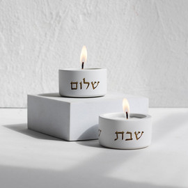 SURI זוג פמוטים לשבת מבטון טבעי בצבעים מרשימים - דגם - Concrete Gold - לבן