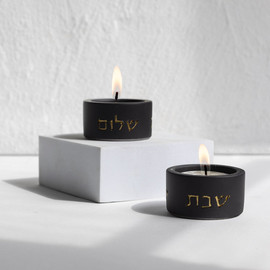 SURI זוג פמוטים לשבת מבטון טבעי בצבעים מרשימים - דגם - Concrete Gold - שחור