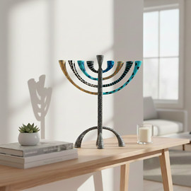 SURI חנוכיה גדולה ומעוצבת בעבודת יד בצבע אמייל - מודל The Classic Premium - אפור בהיר