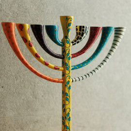 SURI חנוכיה גדולה ומעוצבת בעבודת יד בצבע אמייל - מודל The Classic Premium - צהוב