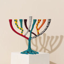 SURI חנוכיה מעוצבת עץ החיים מאלומיניום יצוק צבוע באמייל עבודת יד - דגם The Wild Tree