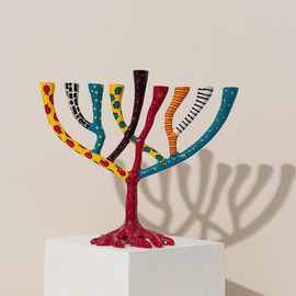 SURI חנוכיה מעוצבת עץ החיים מאלומיניום יצוק צבוע באמייל עבודת יד - דגם The Wild Tree