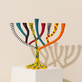 SURI חנוכיה מעוצבת עץ החיים מאלומיניום יצוק צבוע באמייל עבודת יד - דגם The Wild Tree