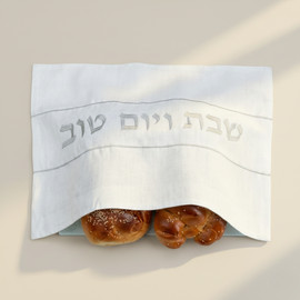 SURI כיסוי חלה מפשתן בגוון טבעי עם רקמה כסופה – דגם A Very Nice Shabbat