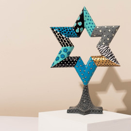 SURI מעמד מודרני של מגן דוד - פריט יודאיקה מודרני בעבודת יד - דגם Magen