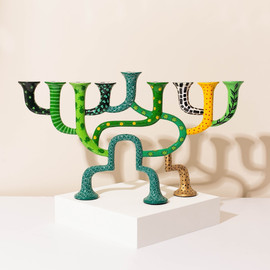SURI חנוכייה גרפית מתפתלת בעבודת יד – פריט חג יוקרתי עם נוכחות - דגם Loopa