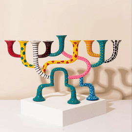 SURI חנוכייה גרפית מתפתלת בעבודת יד – פריט חג יוקרתי עם נוכחות - דגם Loopa