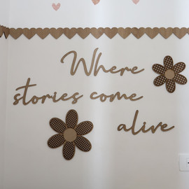 בייביסליפ שלט מעץ WHERE STORIES COME ALIVE