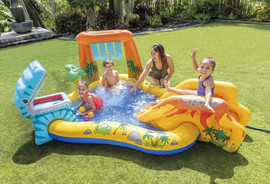 INTEX בריכת פעילות INTEX בעיצוב דינוזאור, הכוללת מגלשה, עץ דקל מתנפח עם מתז מים, מפלי מים ובריכת שכשוך, דגם 57444