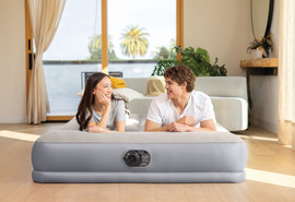 INTEX מיטה מתנפחת/מזרן מתנפח זוגי INTEX כולל משאבה פנימית מובנית וכרית הגבהה מובנית, דגם QUEEN סדרת Pillow Rest Standard Series מקט 64118