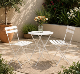 GardenSale סט ביסטרו מתקפל בעיצוב פריזאי – כולל שולחן + 2 כיסאות במגוון צבעים דגם יעל צבע לבן
