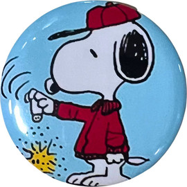 Anime Market סיכת סנופי בקפוצ’ון אדום – סיכה בקוטר 58 מ”מ | Snoopy Pin